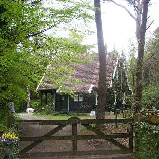 Houten huis, jachthuis, gebouwd als prefab, sinds 1945 bewoond