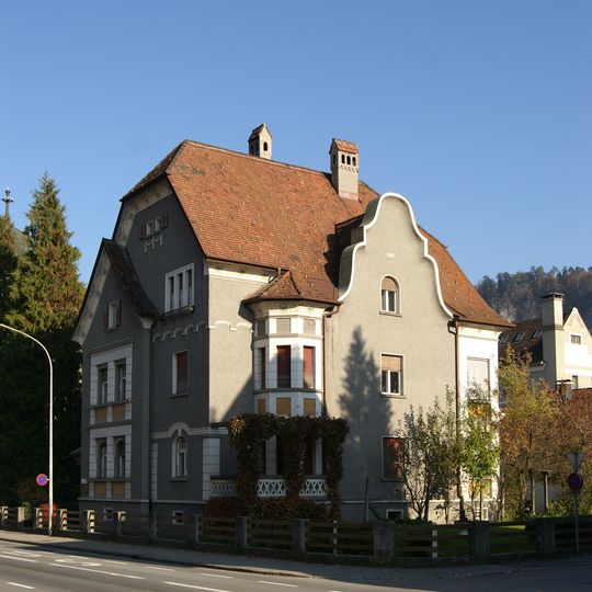Villa Zangerl mit Gartenpavillon