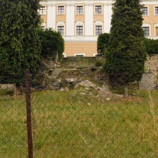 Sochy na schodišti k zámku ve Valči před východním průčelím