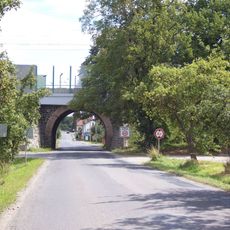 Železniční most přes říčanskou ulici Širokou u Světic