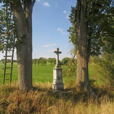Kříž jihozápadně od Štítů vedle polní cesty