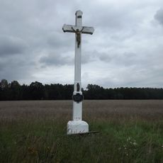 Bílý kříž severně od vsi