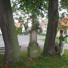 Kříž v Hluboké na návsi