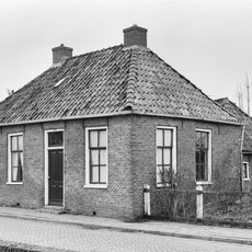 Pand zonder verdieping onder laag schilddak