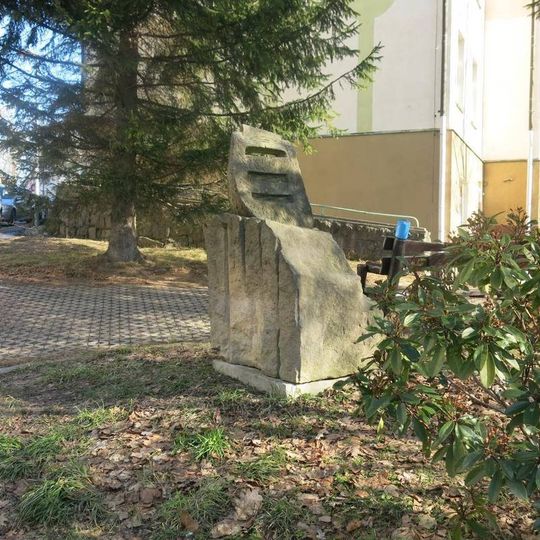 Kamenná plastika za budovou F2 nemocnice v Liberci