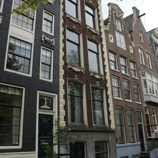 Pand met gevel met hardstenen hoekrisalieten, gesneden vensteromlijstingen en rechte lijst