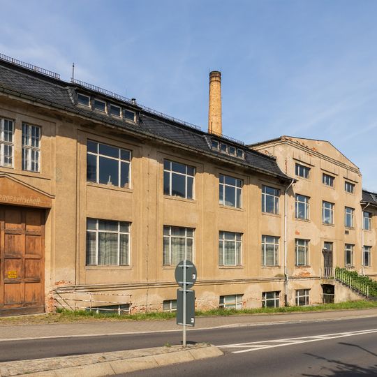 Hauptgebäude und Nebengebäude einer Fabrikanlage Döbelner Straße 1; 3; 5