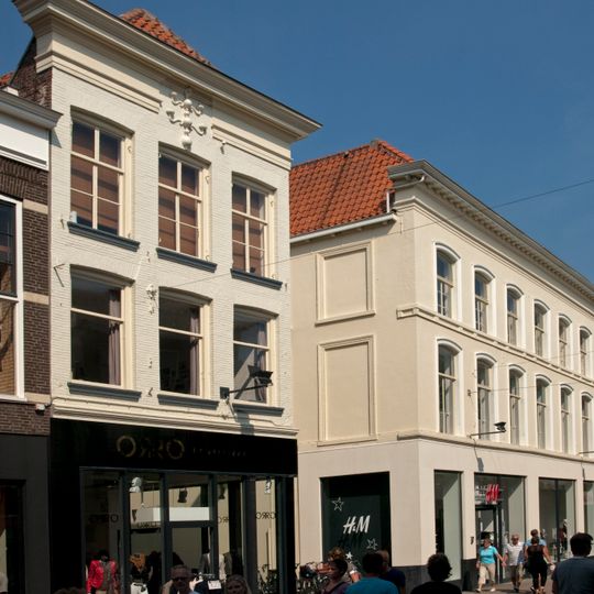 Pand met gepleisterde lijstgevel, kroonlijst op blokjes en jongere pui