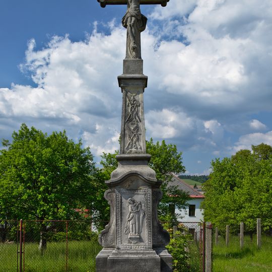 Kříž v Jedlí vedle kostela