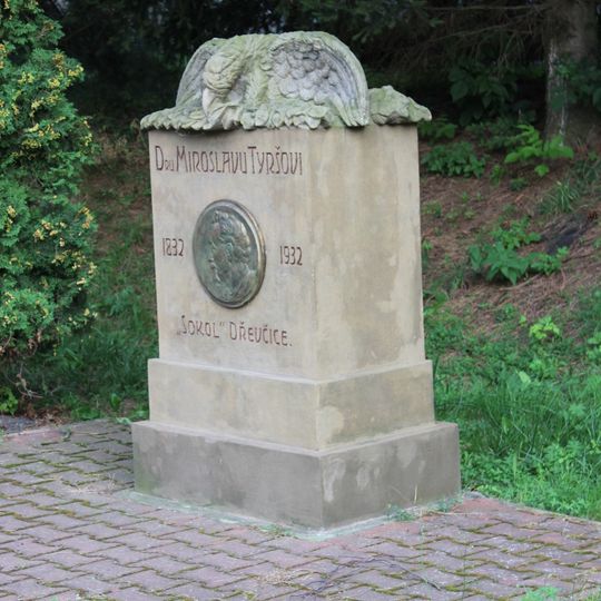 Památník Dr. Tyrše u zvonice na východním okraji Dřevčic