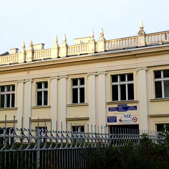 Szpital, ob. budynek przychodni specjalistycznych, z oficynami wsch. i zach.