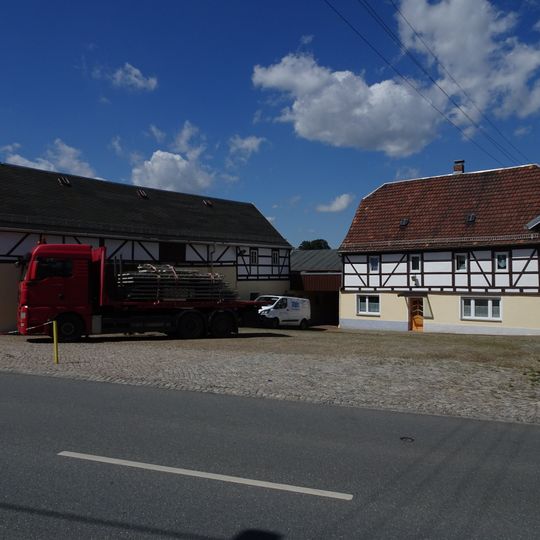 Wohnhaus und Seitengebäude eines Dreiseithofes Hofer Straße 86