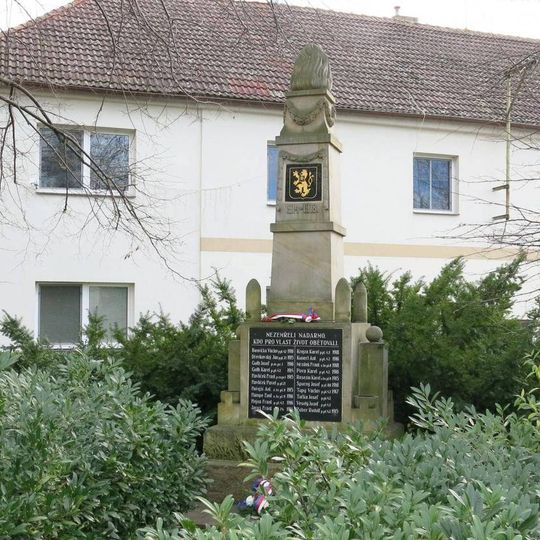 Pomník padlým na návsi v Siřejovicích