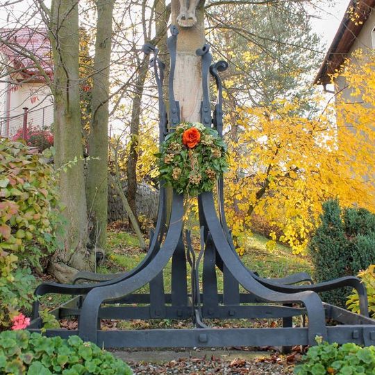 Kříž v Bouzově vedle hlavní cesty