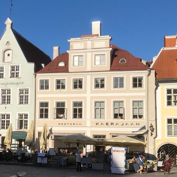 Raekoja plats 17