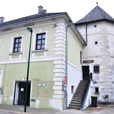 Gemeindeamt (Außenbau und historischer Durchgang) und sog. Fischerturm