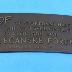 Pamětní deska listopadu 1989 na sportovní hale v Sládkově ulici v Děčíně