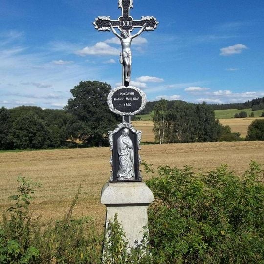 Kříž jižně od Deštné u rozcestí