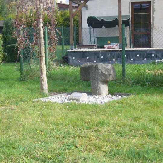 Smírčí kříž na rozcestí v severní části Kunratic