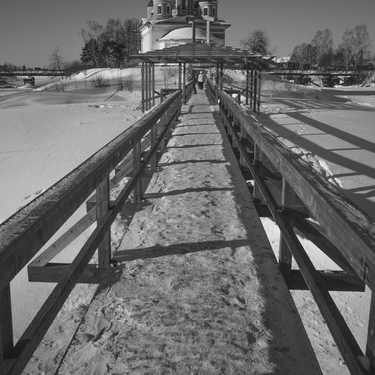 Пешеходный мост через островок между полуостровом и островом Мариам