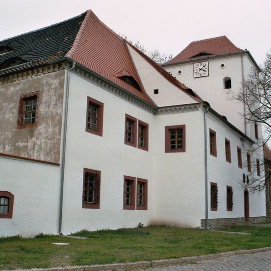 Einzeldenkmal der Sachgesamtheit Schloss und Kirche Altranstädt: Schloss und Jubiläumsobelisk im Schlosshof sowie auf die historische Bedeutung des Friedenszimmers bezogenes Inventar Am Schloss 2