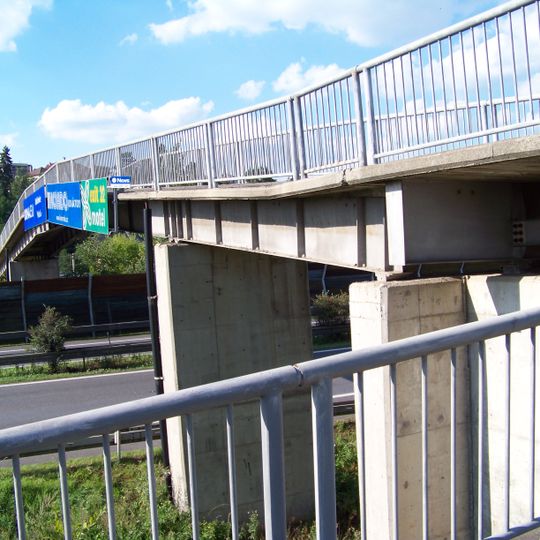 Lávka přes dálnici a Červený potok ve Zdicích