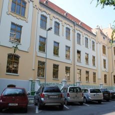 Gymnázium a oplotenie s brán. , gymnázium