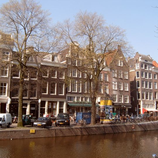 Dwarshuis met gevel onder rechte lijst en dakkapel