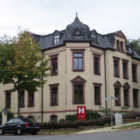 Villa mit Garten und Einfriedung Marianne-Brandt-Straße 9