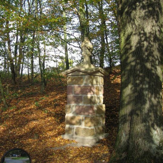 Socha svatého Jana Nepomuckého u parkoviště hradu v Horní Housce