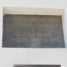 Pamětní deska KČT na chatě na Bunči