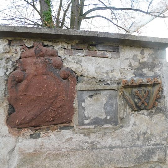 Reliéfy v hřbitovní zdi u kostela v Ratajích