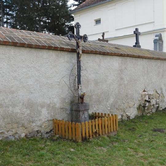 Kříž u hřbitovní zdi ve Václavicích