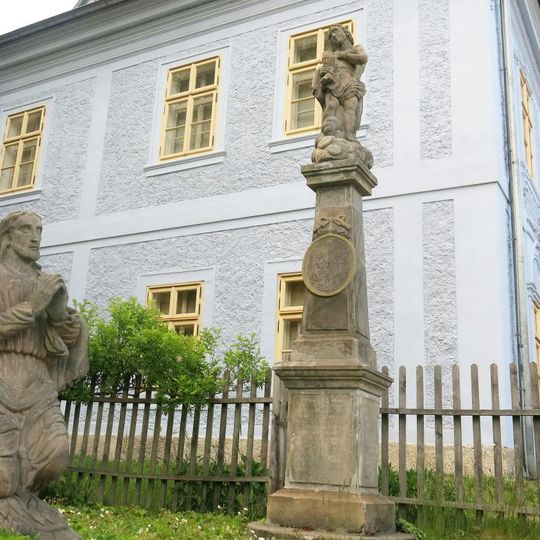 Socha anděla s kalichem v Kostelní ulici v Jablonci nad Nisou