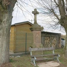 Kříž na rozcestí ulic Třebízského a Na Větrově v Lomnici nad Popelkou