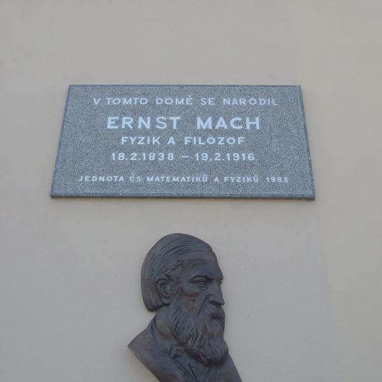 Pamětní deska Ernsta Macha s reliéfem