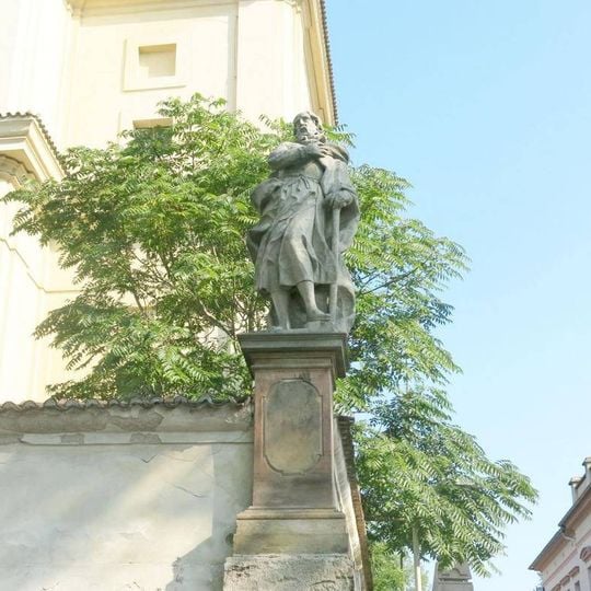 Socha svatého Františka Serafinského na ohradní zdi kostela v Lysé nad Labem