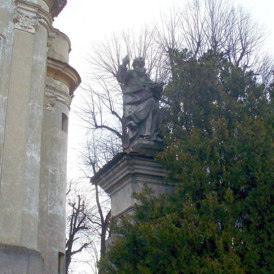 Socha svatého Pavla vpravo u brány ke kostelu v Chcebuzi