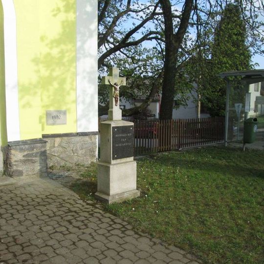 Kříž u kaple v Metánově