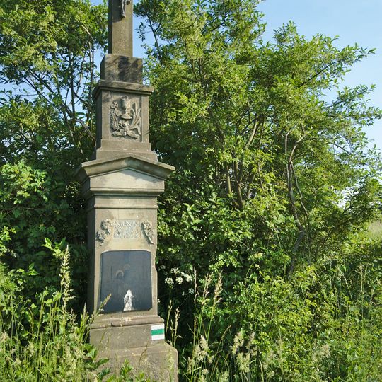 Kříž severně od Jesence u polní cesty