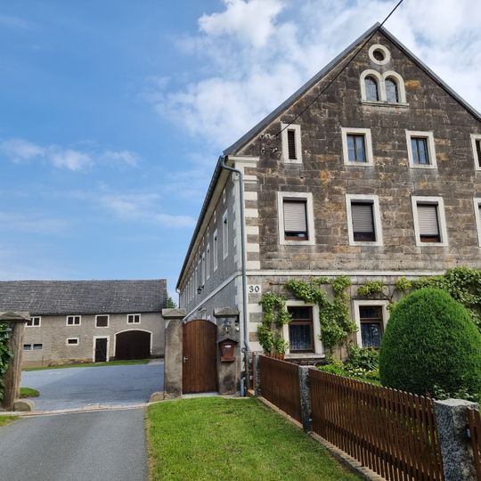 Wohnstallhaus , Scheune und Toreinfahrt eines Dreiseithofes Obere Straße 28a; 30