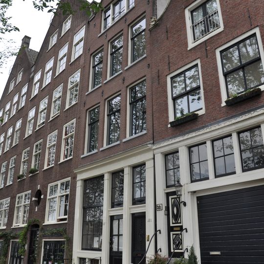 Pand met gevel onder klokvormige top met rollagen