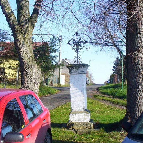 Kříž naproti domu 67 v Nebuželech