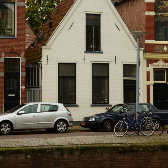 Wit pandje met puntgevel