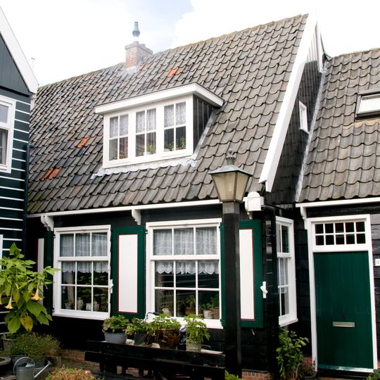 Houten huis in het verlengde van het vorige maar iets breder