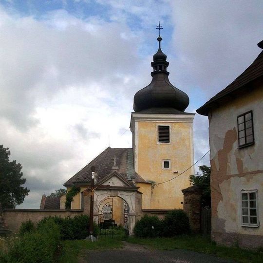 Kříž u kostela ve Skořicích
