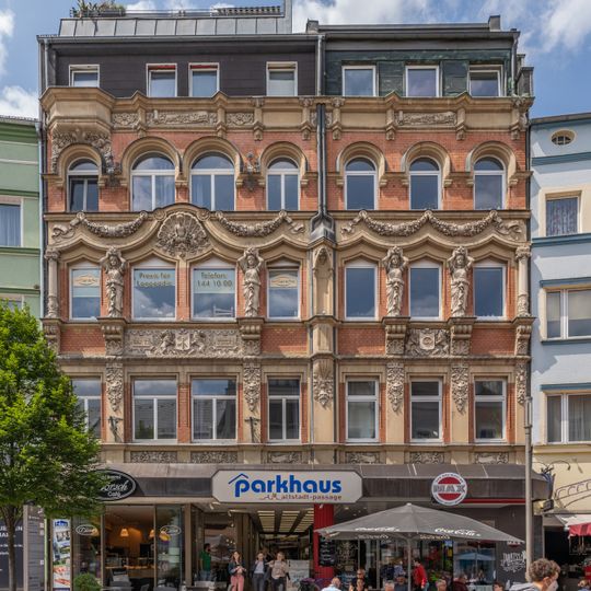 Wohn- und Geschäftshaus