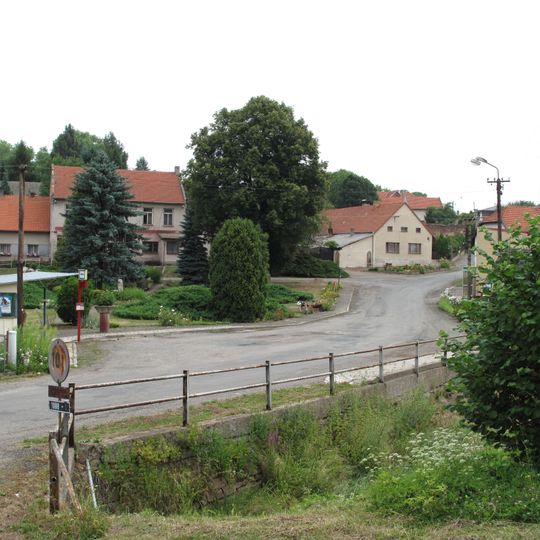 Most přes Prusický potok na návsi v Prusicích