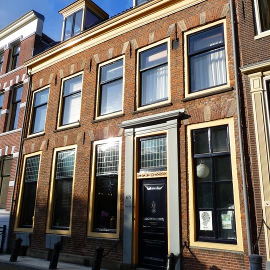 Herenhuis 5 ramen breed, natuurstenen blokken boven vensters xvii, rechte kroonlijst, mansarde dak