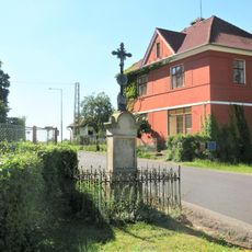 Kříž na návsi v Rašovicích